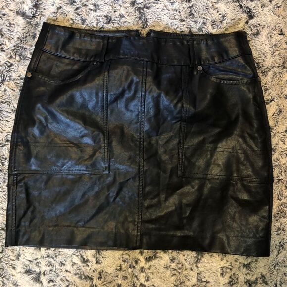 Faux leather skirt - Picture 2 of 5